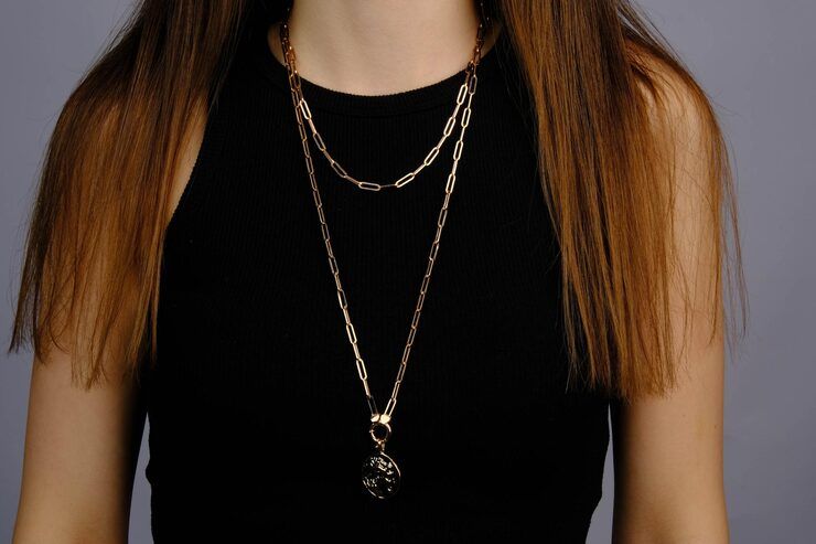 A Guide to Chunky Chain Necklaces: Materials, Styles, and Fashion Choices