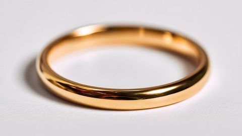 Plain Gold Bands Guide: Understanding Styles, Finishes, and Gold Purity